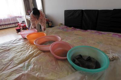 兴平楼上漏水，住户失联，小区没物管，业主维权难！律师来支招……